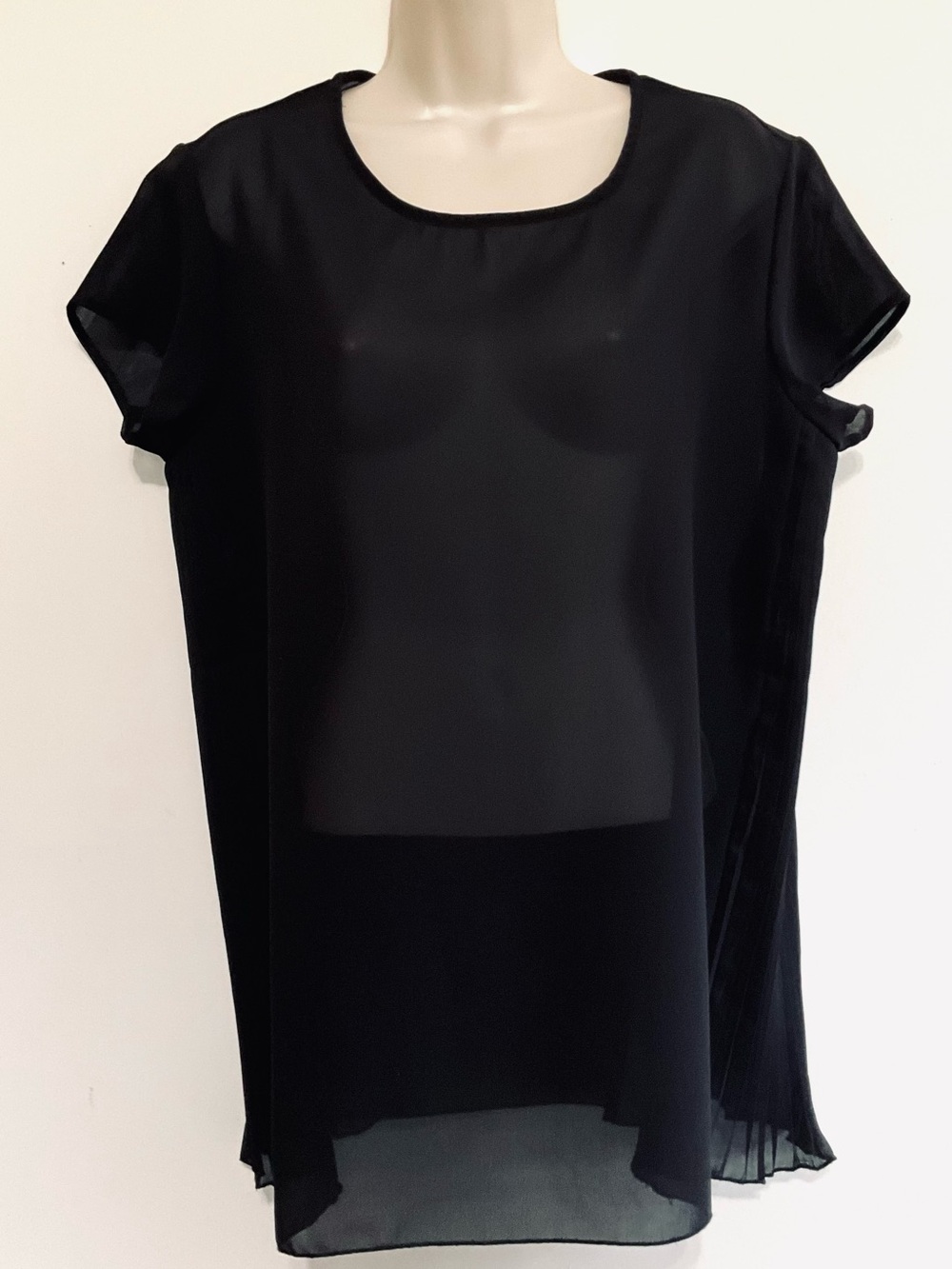 Sergio di Fiori black sheer top size 14 Short Sl pleated sides. Keyhole back.